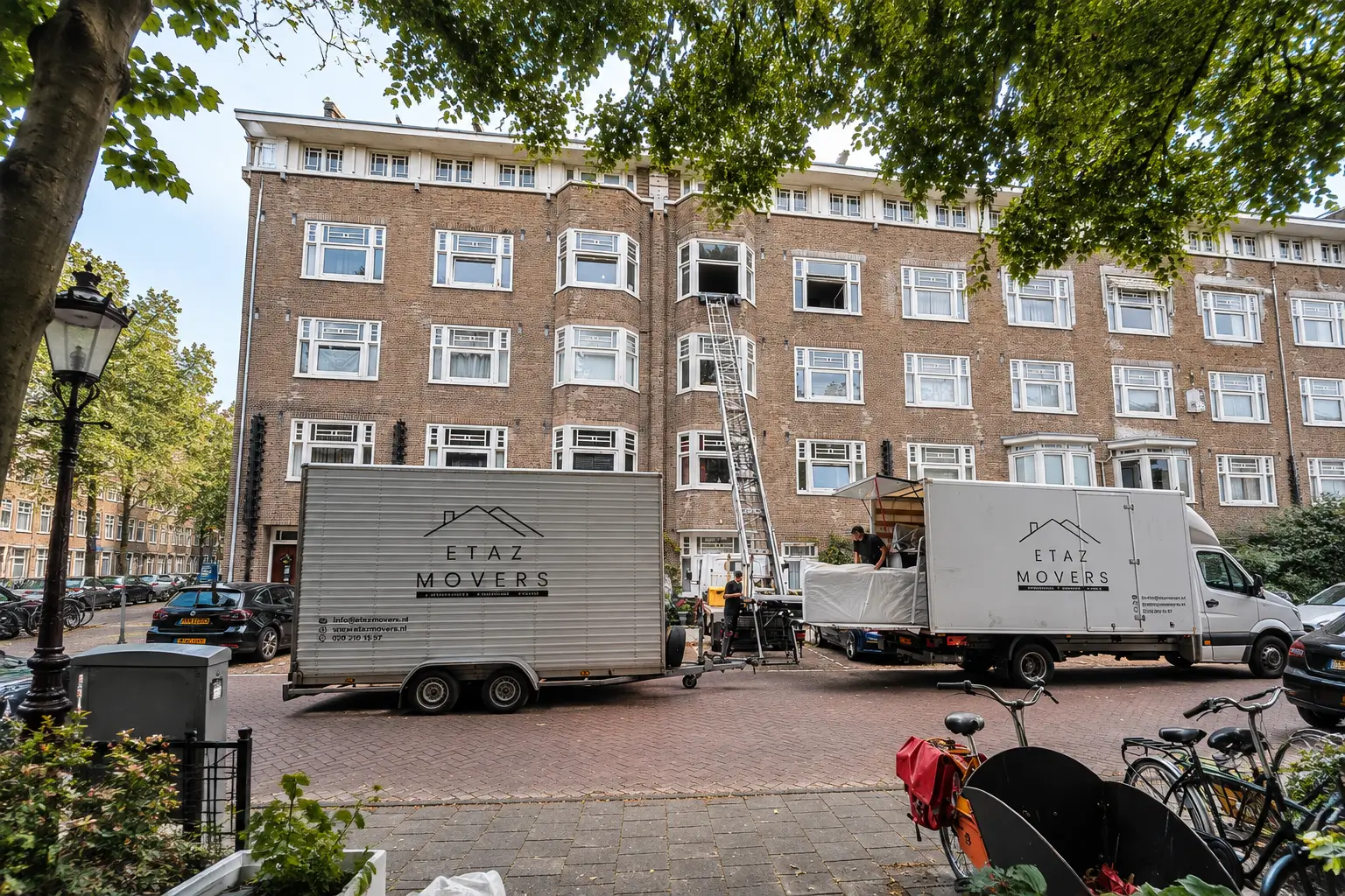 ETAZ Movers verhuist een woning in Amsterdam met verhuiswagen en verhuislift